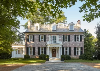 Crafting a Home that Nurtures Creativity, Mindful Minimalism, and Timeless Elegance